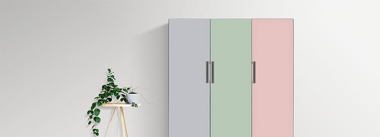 Бежевый кухонный шкаф, розовая морозильная камера и серебристый кухонный шкаф объединены с помощью сменной дверной ручки.