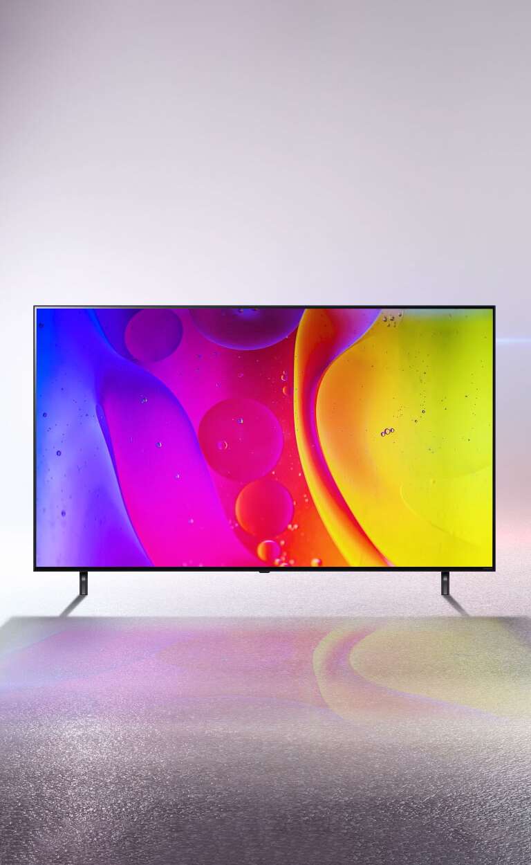 Телевизор в пустой белой комнате с изображением ярких, гипнотических, подвижных цветов.