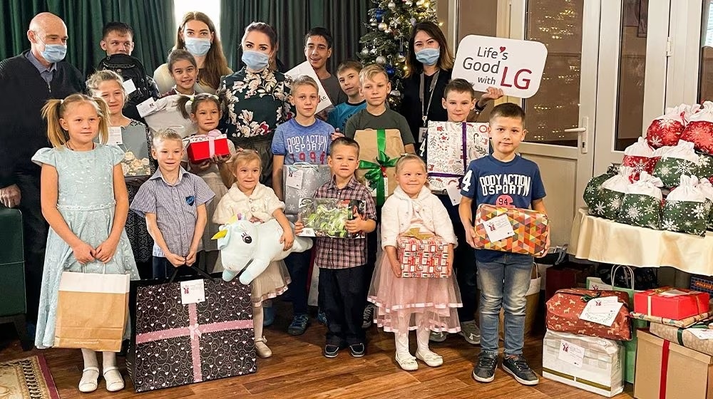 /kz/images/lg-magazine/lg-osushchestvlyayet-detskiye-mechty/LG_team_helped_orphans_1000x560.jpg