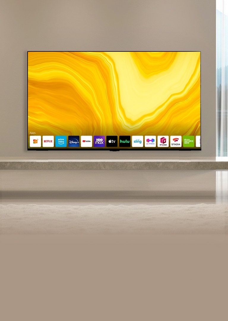 Телевизор QNED стоит в гостиной в теплых тонах. На экране телевизора изображен узор в виде желтого мрамора и списки приложений.