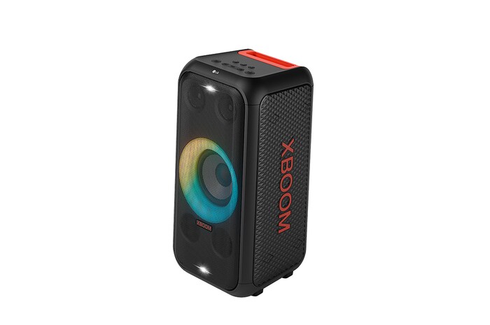 Правая сторона спереди со всей включенной подсветкой. Здесь показан логотип XBOOM.