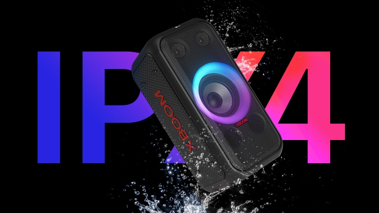 Диагональный вид колонки. Чтобы подчеркнуть рейтинг IPX4, на изделие распылена вода. Сзади написано слово «IPX4» в целях дизайна.