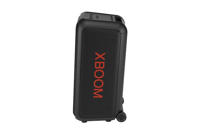 Вид спереди на левую сторону. Показан логотип XBOOM.