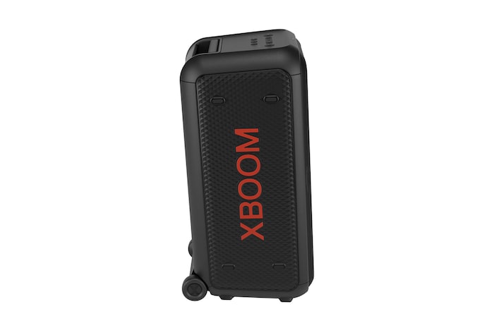 Вид спереди на правую сторону. Показан логотип XBOOM.