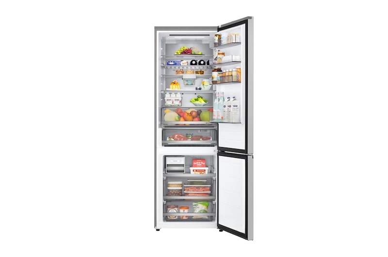 Холодильник LG с нижней морозильной камерой (GC-B640FMBM), вид с полностью открытыми дверцами, где показаны холодильная и морозильная камеры