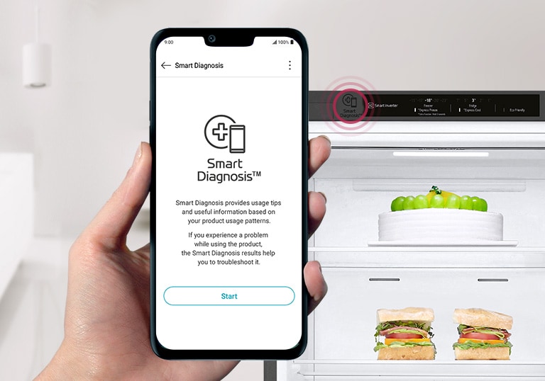Рука держит телефон на фоне холодильника. На экране приложение Smart Diagnosis для оповещений о техническом обслуживании.