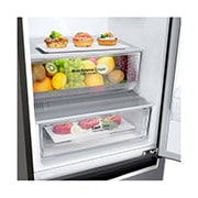 слева с открытыми дверями и продуктами