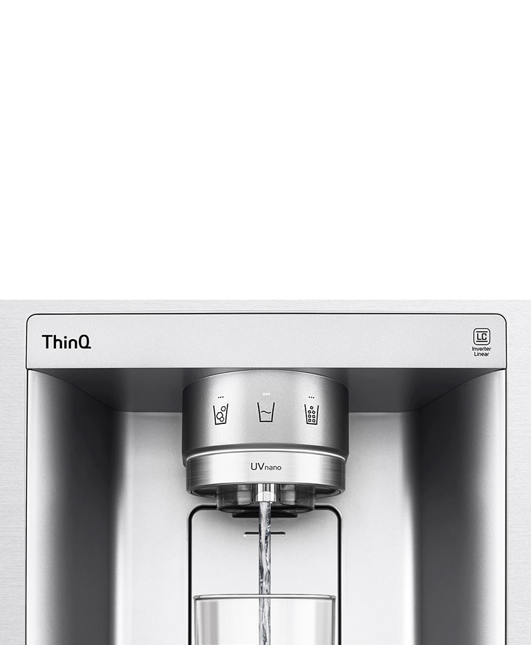 На видео диспенсер. Видно внутренние механические насадки диспенсера. UVnano, уменьшает бактерии. Вода льется в стакан.