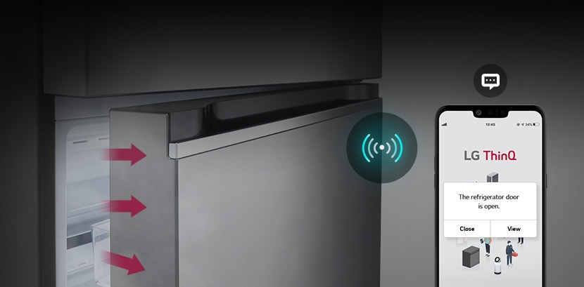 Холодильник LG с верхней морозильной камерой приоткрыт, а на экране смартфона отображается оповещение от приложения LG ThinQ. Изображение подчеркивает функцию смарт-оповещений холодильника, которая уведомляет пользователей о том, что дверца осталась открытой.