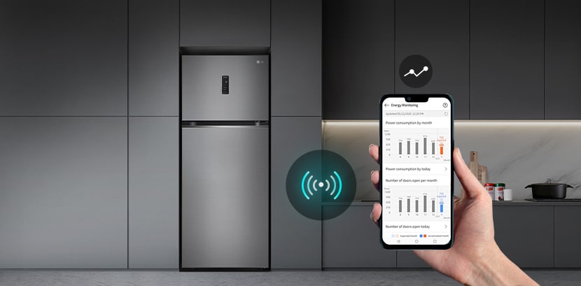Холодильник LG с верхней морозильной камерой в современной кухне с крупным планом экрана смартфона, на котором отображены данные мониторинга. Изображение иллюстрирует возможность холодильника предоставлять пользователям через подключенное приложение статистику эффективности и использования.