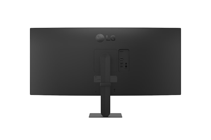 Вид спереди под углом на ультраширокий монитор (справа)