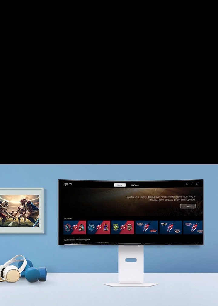 На экране смарт-монитора, размещенного на столе, изображен экран SPORTS APP.