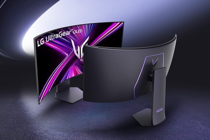 Вид изогнутого монитора LG UltraGear OLED с глянцевой отделкой спереди и сзади.