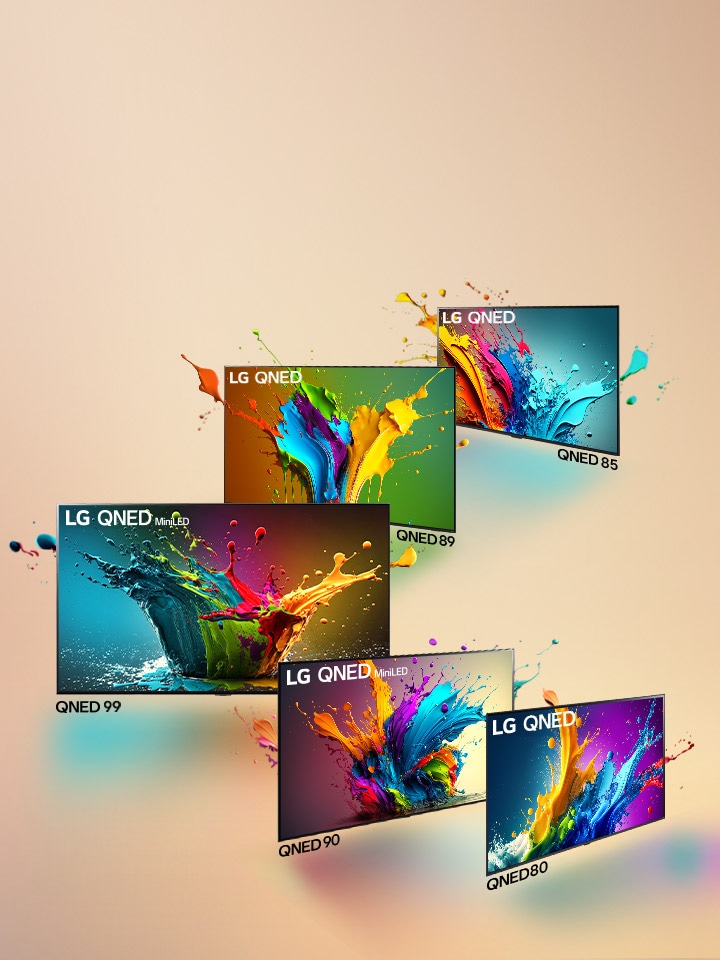 Телевизоры LG QNED 80, QNED 90, QNED 99, QNED 89 и QNED 85 стоят рядом в наклонной линии, с телевизором QNED 99, повернутым вперед, и остальными под углом 45 градусов. Из каждого экрана вырываются капли и волны разноцветной краски, свет излучается, создавая красочные тени внизу.