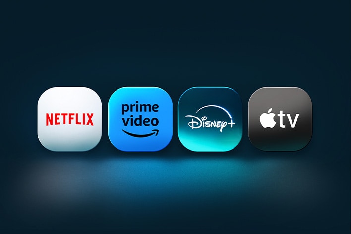 Netflix, Prime Video, Disney+ және Apple TV логотиптері көк фонмен алдыңғы қатарда параллель орналасқан. 