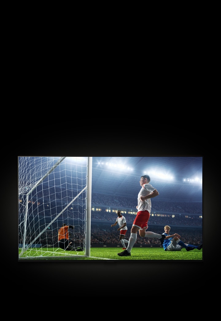 LG TV экранында фильм көрсетілуде. Қалқымалы терезеде соңғы футбол матчының нәтижесі көрсетіледі және матчтың жазбасын көру (Watch Live) мүмкіндігі пайда болады. Курсор Watch Live түймесіне бағытталып, экранда футболшының гол соғып жатқаны бейнеленеді.