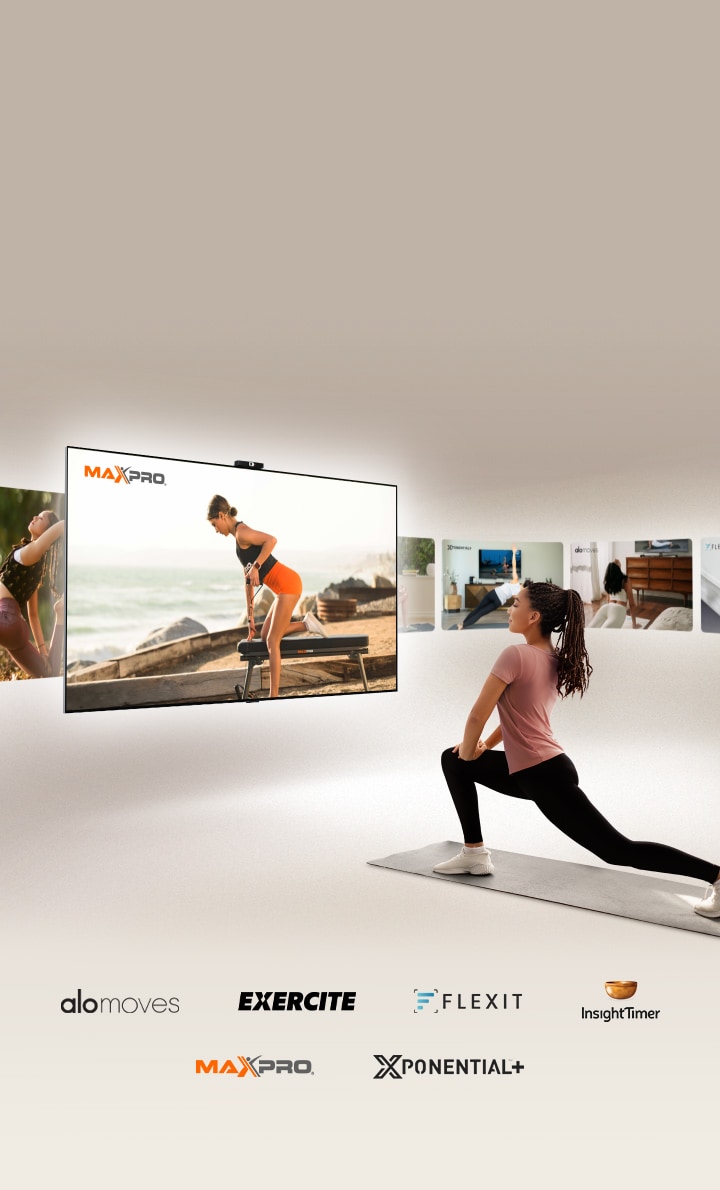 Әйел йога кілемінде LG TV экранынан қарап, жаттығу жасап жатыр. Теледидар экранында Exercite, Xponential, Alo Moves, FLEXIT, Insight Timer және Maxpro видеолары көрсетілуде.