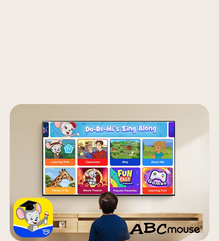 ABCmouse платформасында білім беру контентін қарап отырған кішкентай бала. 