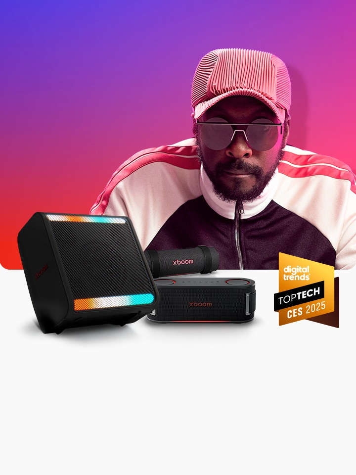 Әйел LG XBOOM XO2T фонында диванда итімен демалып жатыр.