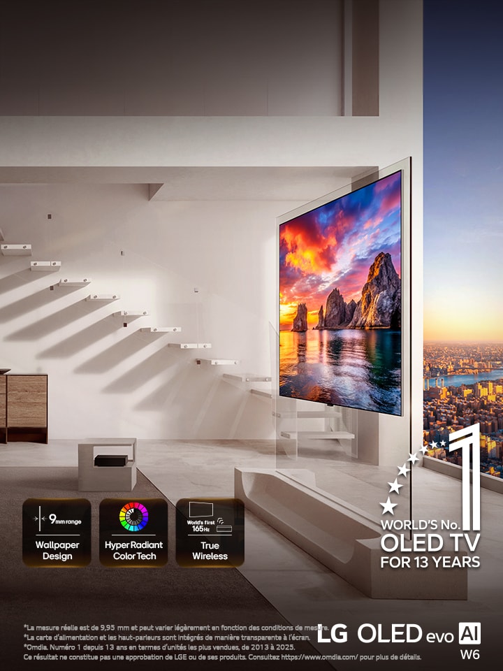 La TV Wallpaper LG OLED evo AI W6 est installée dans un salon avec des vues sur la ville, montrant une scène côtière éclatante au coucher du soleil avec des icônes à l’écran indiquant « Design Wallpaper à portée de 9 mm », « Hyper Radiant Color Tech » et « Premier True Wireless 165Hz au monde ».