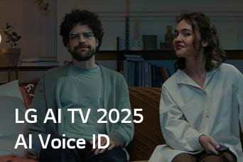 On voit le titre, LG AI TV 2025, Al Voice ID. Un homme et une femme, tenant une télécommande de TV, sont assis sur un canapé.