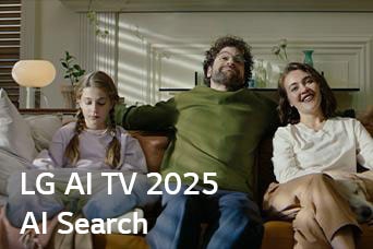 On voit le titre, LG AI TV 2025, Al Search. Une famille de trois personnes est assise sur le canapé de son salon