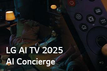 On voit le titre, LG AI TV 2025, Al Concierge. La télécommande Magic Remote LG Al est visible. Un homme est assis sur le canapé.