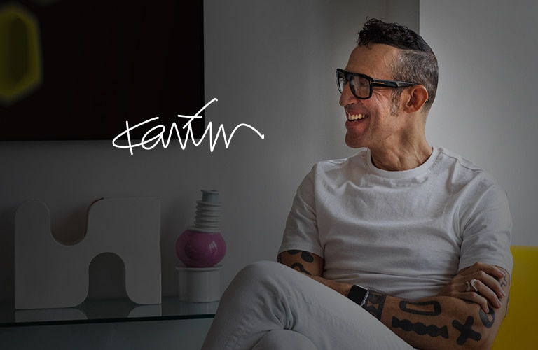 Image de Karim Rashid et du téléviseur Gallery Design installé dans sa maison
