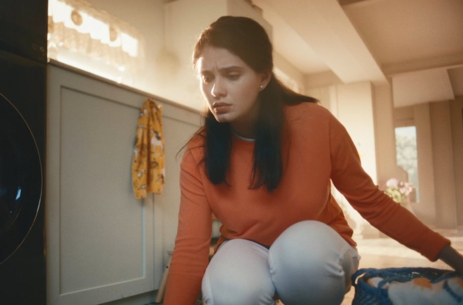 La vidéo montre une femme qui vient de remarquer une flaque d’eau devant son lave-linge. Elle utilise la fonction Smart Diagnosis de son application LG ThinQ afin d’identifier la cause de la fuite.