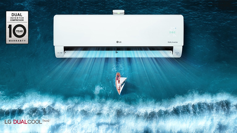 Un yacht navigue au milieu des vagues sous un air climatisé.