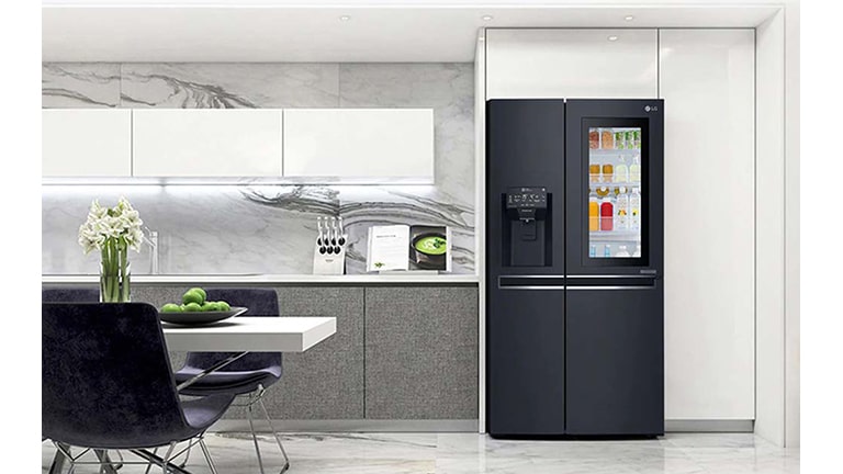 /ma/images/microsite/What-is-the-best-type-of-Fridge-Freezer-to-buy/Lifestyle_InstaView_animention.jpg
