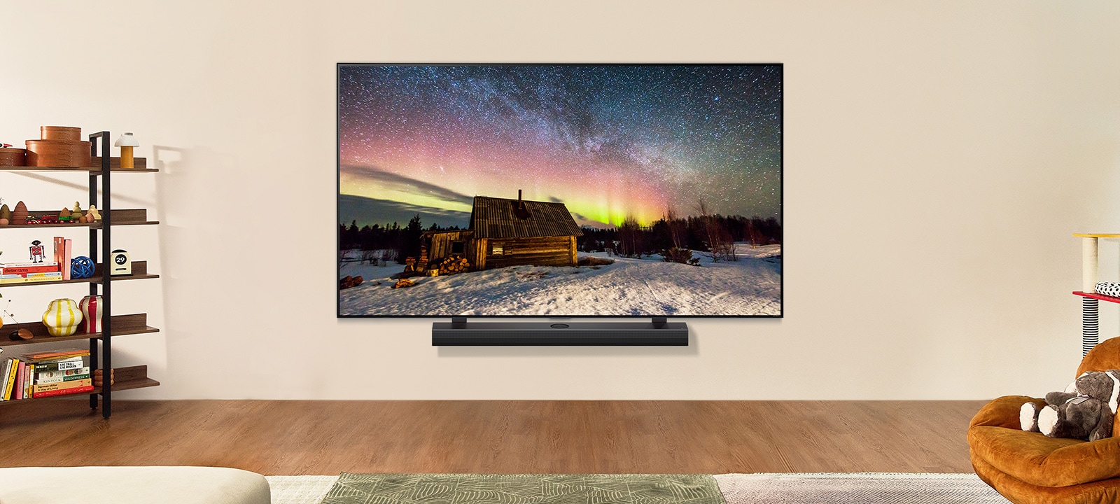 La LG TV et la LG Soundbar dans un espace de vie moderne de jour. L’image à l’écran d’une aurore boréale est affichée, avec des niveaux de luminosité parfaits.	