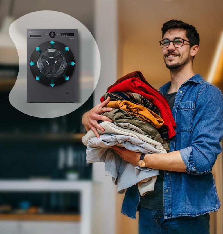 Il est debout avec la lessive terminée, et à côté de lui, il montre une image plus grande de l’intérieur de la machine à laver.