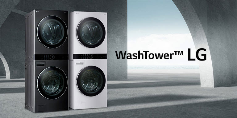 Deux WashTowers LG, noir et blanc, debout côte à côte dans un espace moderne avec un ciel bleu en arrière-plan.