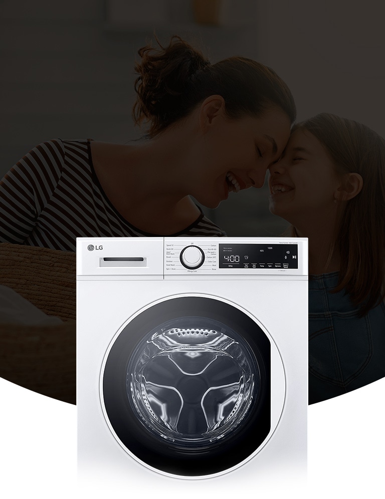 Il y a un lave-linge en arrière-plan d'un père et d’une fille souriants.