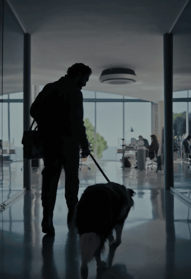 Un homme entre dans un bureau en tenant une laisse pour chien. Un autre homme, assis sur le siège conducteur, a l’air triste pendant que LG AI lui montre une photo de famille. L’écran de la voiture est montré en gros plan pendant que LG AI affiche une carte et ravive un souvenir.