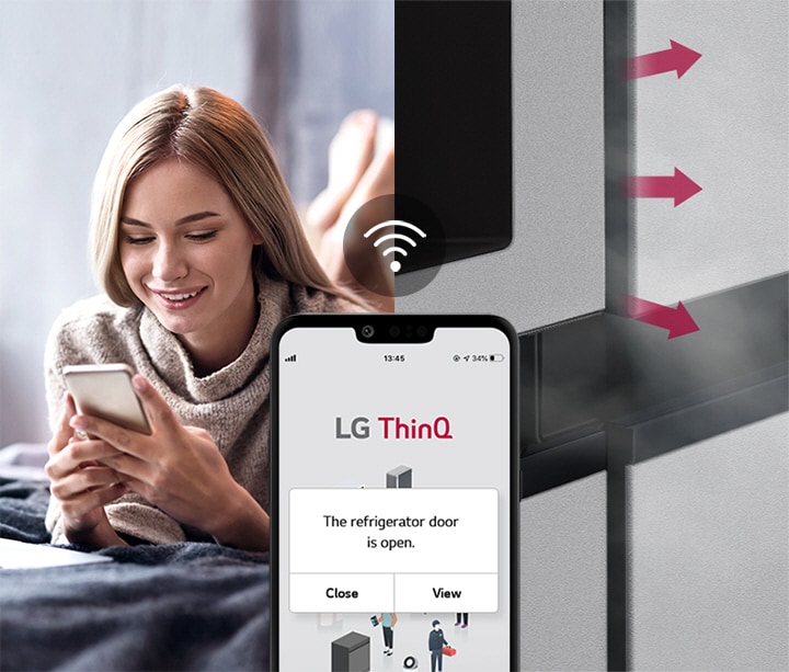 Sur une image, une femme se prélasse sur un lit en regardant l'écran de son téléphone. L’image à droite montre que la porte du réfrigérateur est restée ouverte. Au premier plan des deux images se trouvent l’écran du téléphone qui affiche les notifications de l’application LG ThinQ et l’icône du Wifi au-dessus du téléphone.