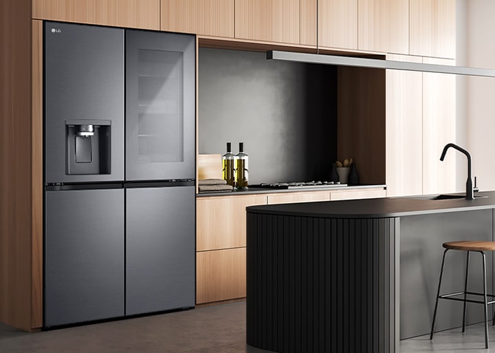 Intérieur de cuisine moderne avec le réfrigérateur InstaView.