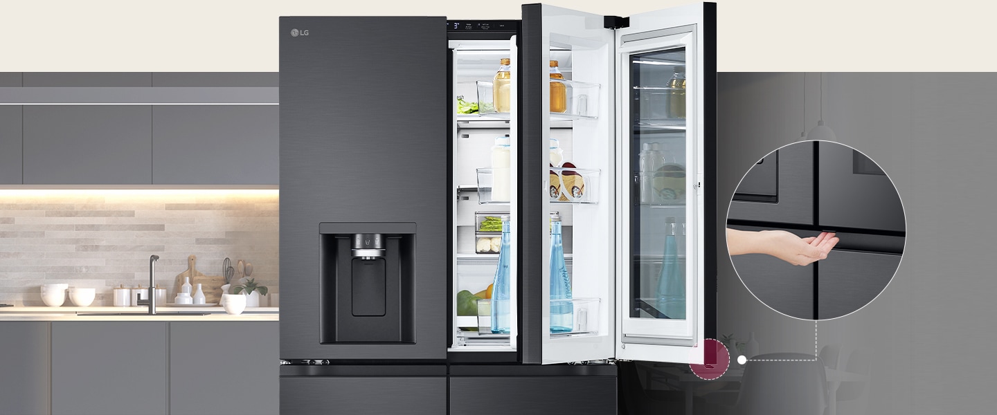La vue avant d’un réfrigérateur à verre noir InstaView. La porte door-in-door du réfrigérateur est ouverte. Un petit écran explique l’emplacement du bouton caché qui permet d’ouvrir la porte.
