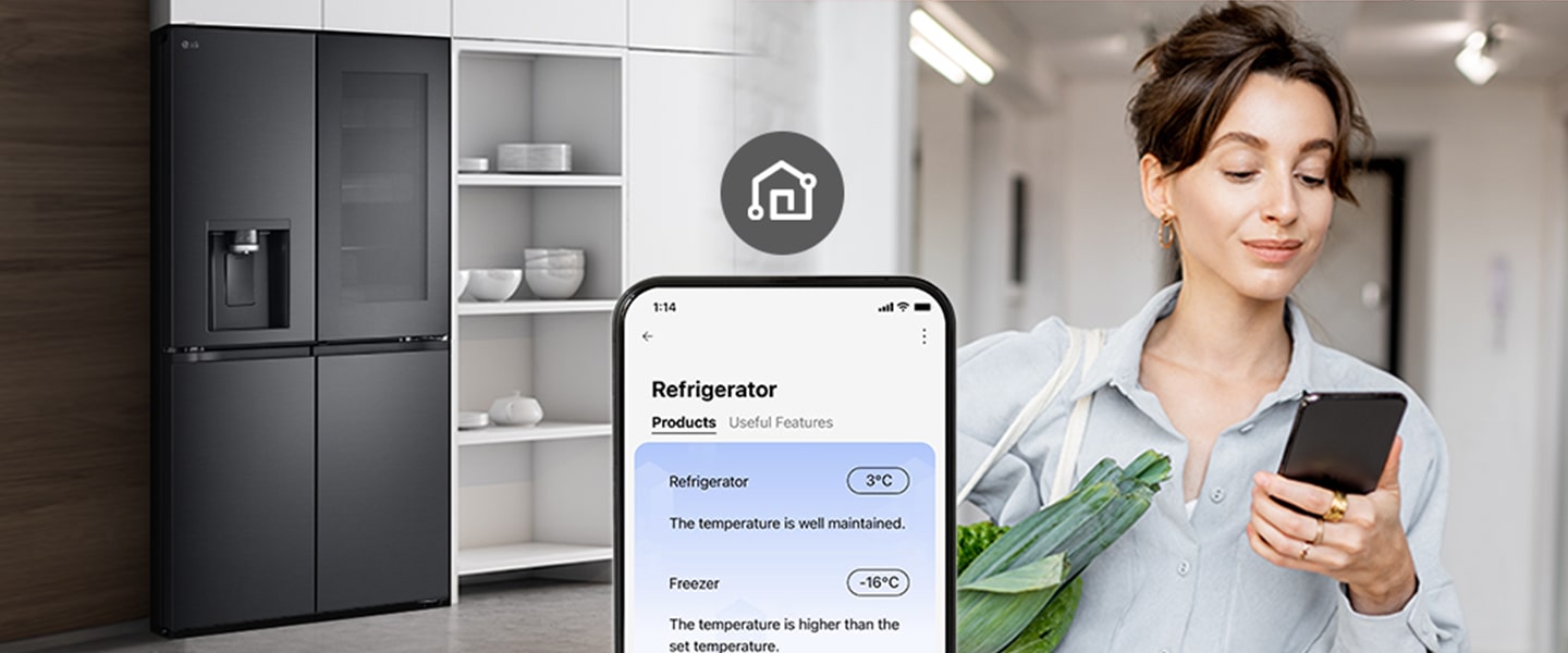 L’image à droite montre une femme portant un panier de courses qui regarde son téléphone. L’image à gauche montre la vue avant du réfrigérateur. Au centre des images se trouve une icône qui indique la connectivité entre le téléphone et le réfrigérateur.