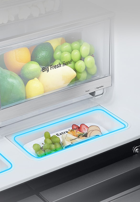 Vue aérienne du réfrigérateur installé à proximité du mur avec un dégagement nul de la charnière de la porte.