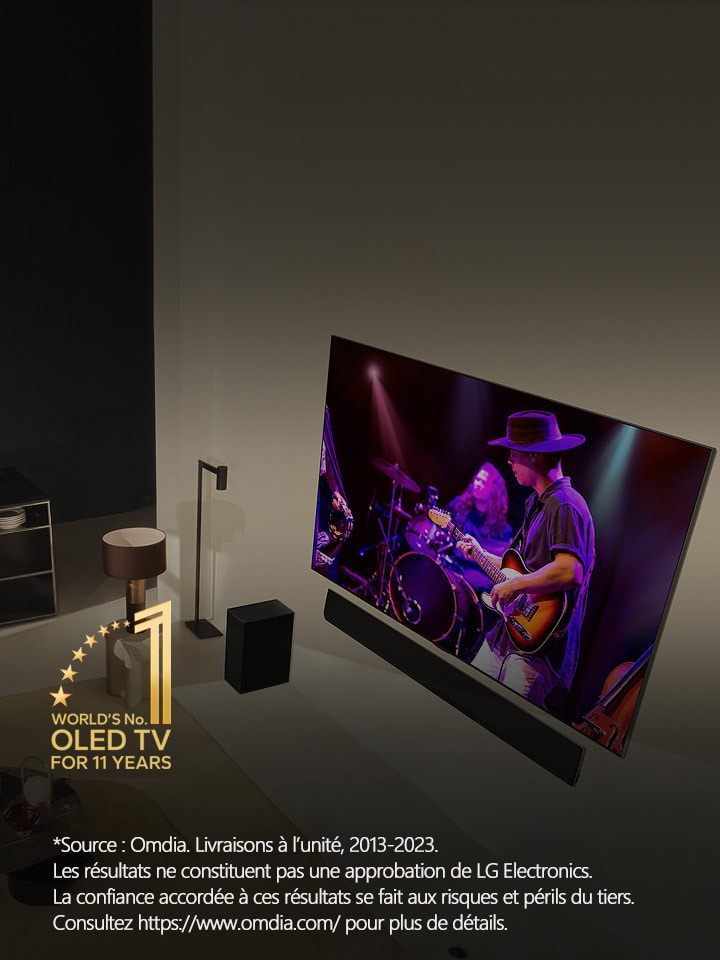 Vue aérienne d’un homme et d’une femme qui regardent un concert sur une OLED TV grand écran dans un appartement moderne. L’emblème « World's No. 1 OLED TV for 11 Years » figure dans l'image. Un avis de non-responsabilité est affiché : « Source : Omdia. Livraisons à l’unité, 2013-2023. Les résultats ne constituent pas une approbation de LG Electronics. La confiance accordée à ces résultats se fait aux risques et périls du tiers. Consultez https://www.omdia.com/ pour plus de détails. »