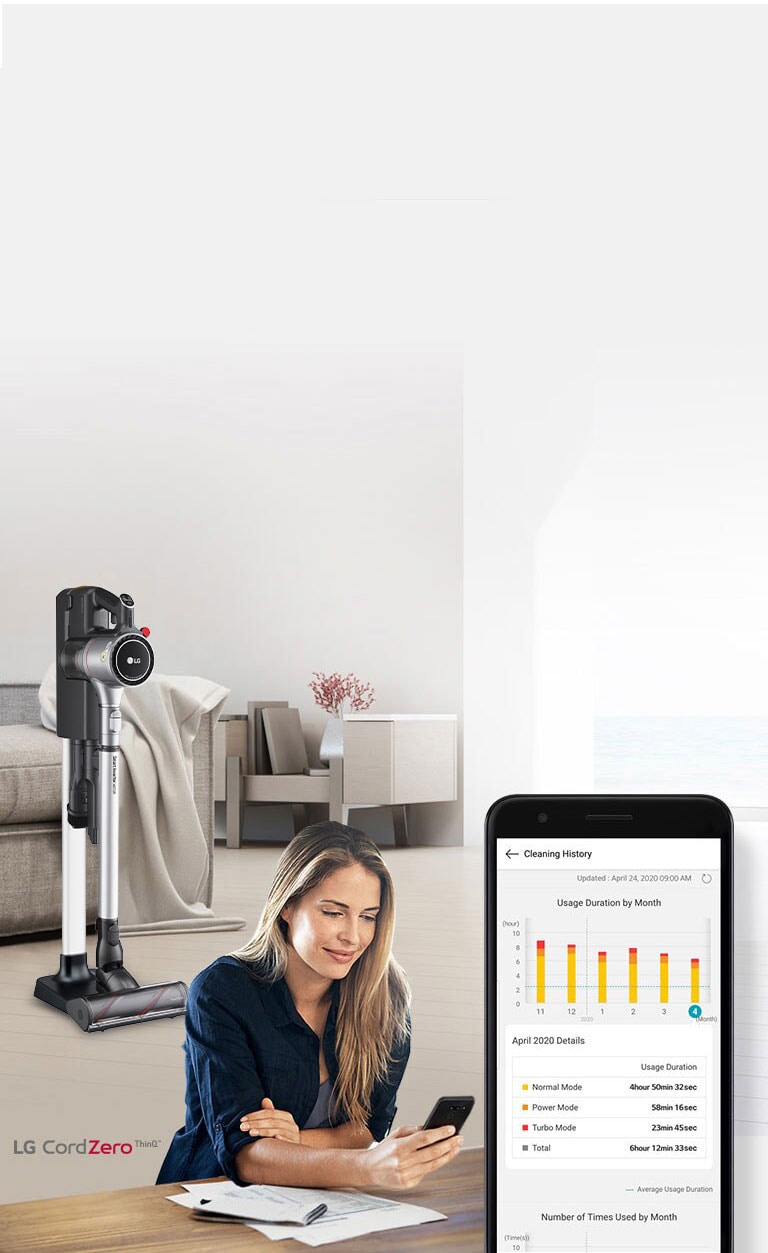 L’aspirateur dans le socle de recharge se trouve dans une salle de séjour en arrière-plan avec une femme en train de regarder son téléphone au premier plan. Une image de l’écran du téléphone présente l’historique de nettoyage de son produit.