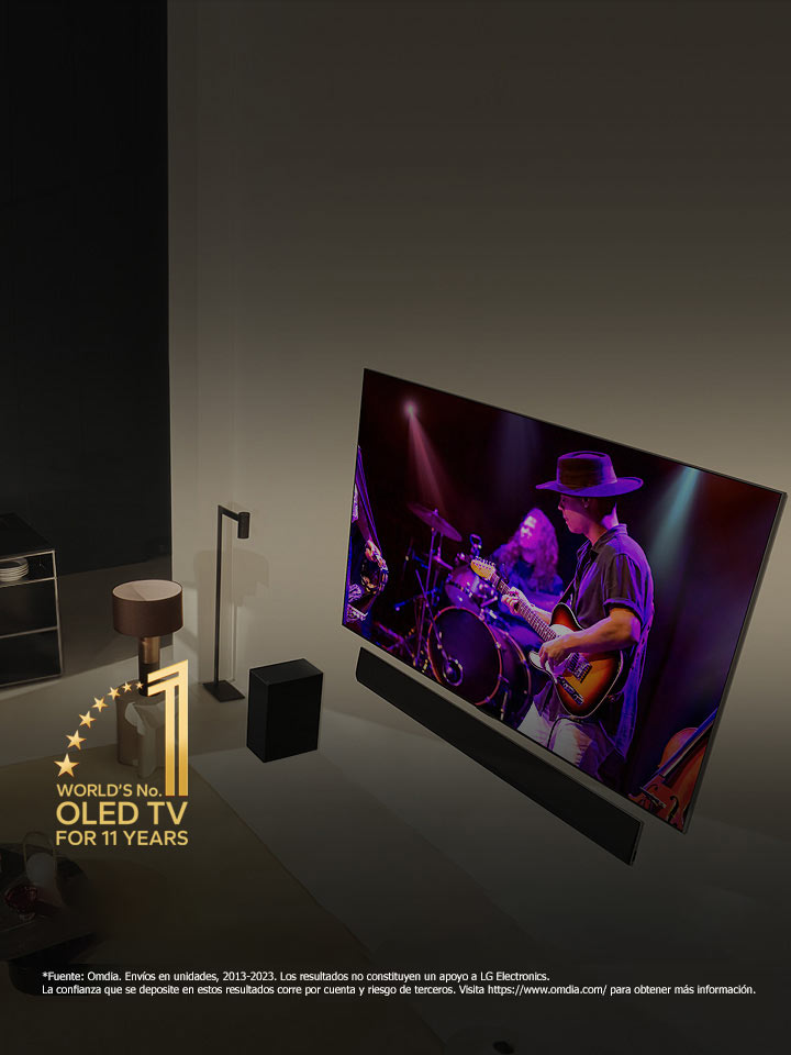 Una perspectiva desde arriba de un hombre y una mujer viendo un concierto en una OLED TV grande en un apartamento moderno. El emblema de “La OLED TV número 1 del mundo durante 11 años” está en la imagen. Un descargo de responsabilidad indica: “Fuente: Omdia. Envíos en unidades, 2013 a 2023. Los resultados no constituyen un apoyo a LG Electronics. La confianza que se deposite en estos resultados corre por cuenta y riesgo de terceros. Visita https://www.omdia.com/ para obtener más información”.