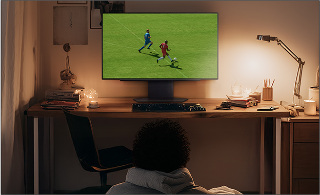 Mateo usando el monitor para tareas escolares y ver partidos de fútbol