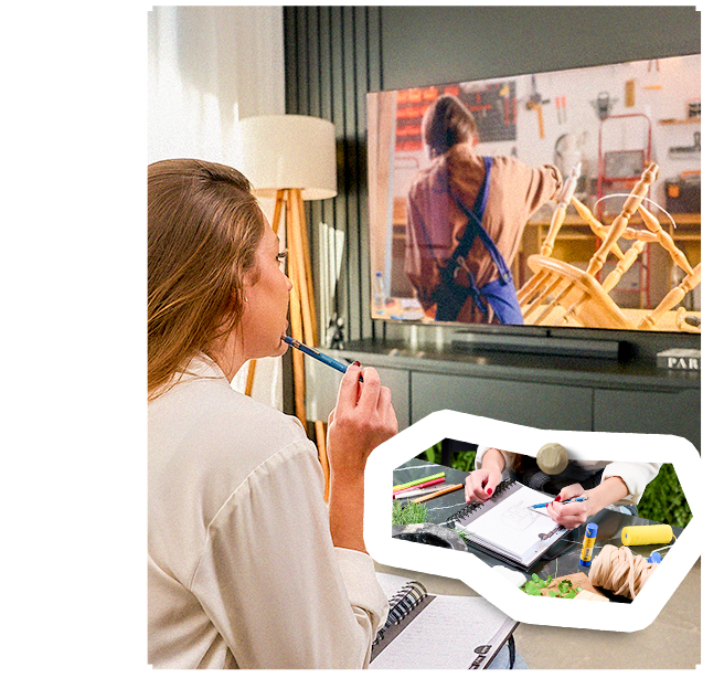 Carol viendo un video de bricolaje en la TV mientras dibuja ideas en una libreta, con un recuadro que muestra manos trabajando en un mood board.