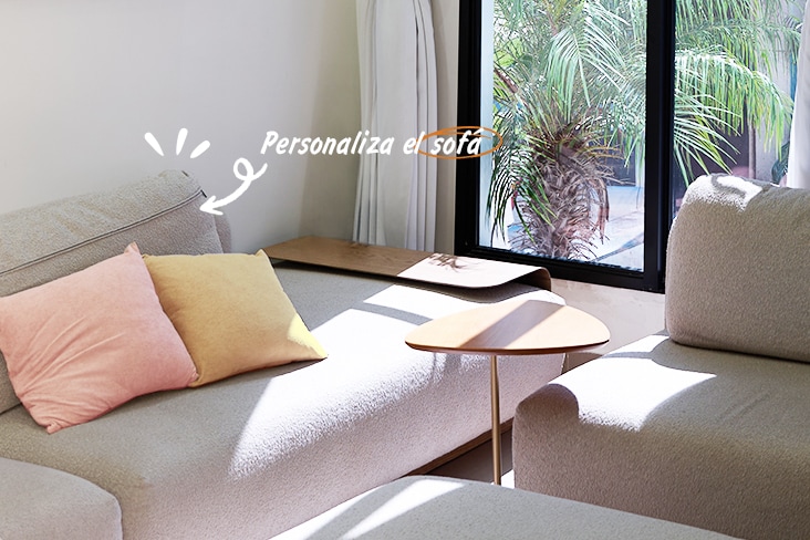 Sofá moderno dispuesto para una renovación rápida.