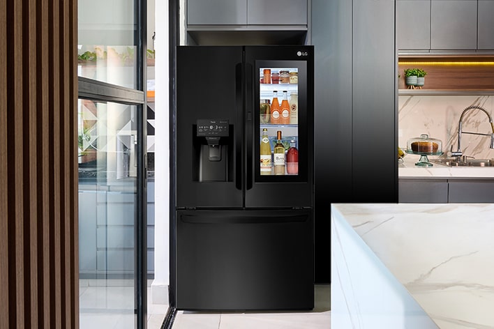 Refrigerador plateado mostrando enfriamiento lineal.