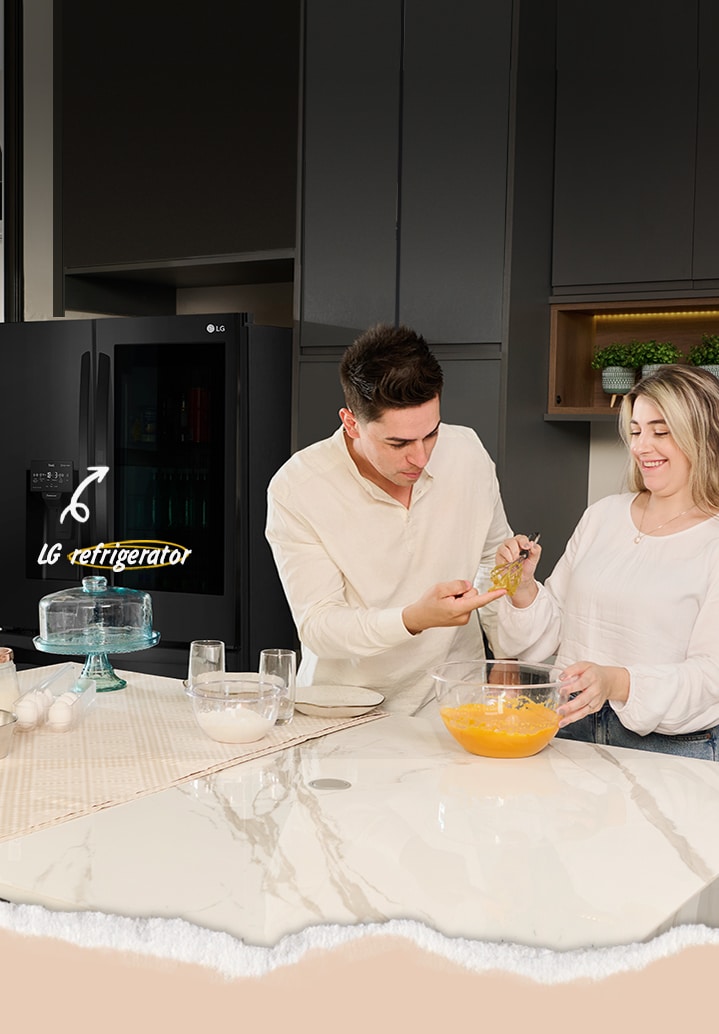 Pareja cocinando una comida sencilla en la cocina.