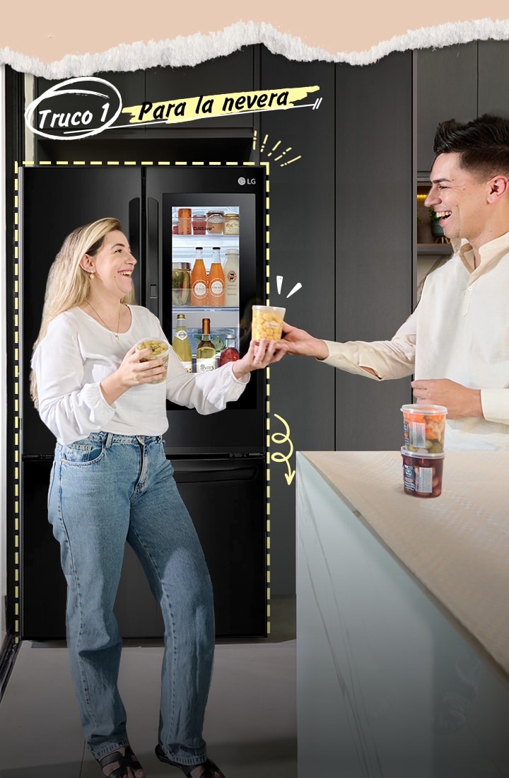 Pareja entregando felizmente un recipiente con ingredientes.